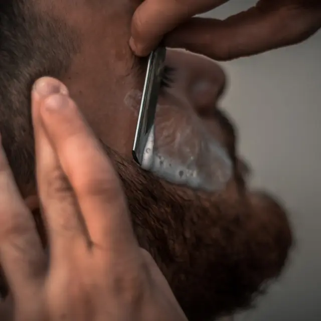 Perfilado de barba a navaja.