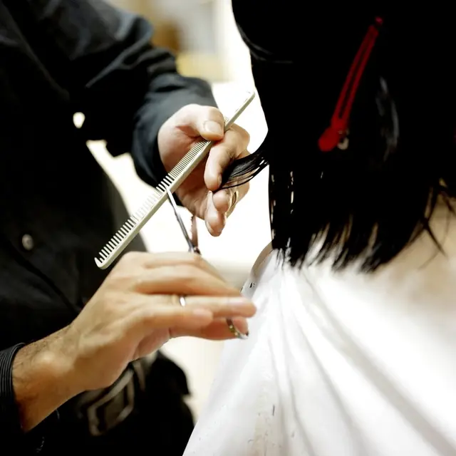 Corte de pelo con tijera y peine en una melena corta.